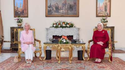 انتصار السيسي تعبر عن سعادتها بلقاء قرينة ولي العهد البريطاني