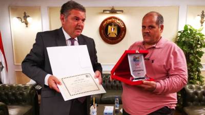 وزير قطاع الأعمال العام يكرم عاملًا بشركة "النصر للمقاولات" رفض رشوة