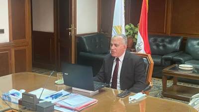 "عبد العاطى" يشارك فى جلسة "تحسين كفاءة ورفع أداء القنوات المائية"