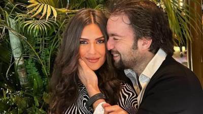 "تستاهلي اقولك بحبك قدام الناس"...شريف رمزي يحتفل بميلاد زوجته على طريقته الخاصة