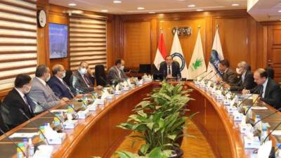 وزير البترول يتفقد مركز التحكم بالشبكة القومية للغاز الطبيعى