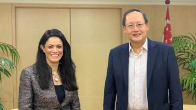 "المشاط" تلتقي وزير الصناعة والتجارة بدولة سنغافورة لبحث سبل التعاون المشترك