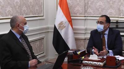 رئيس الوزراء يستعرض خطط إعادة استخدام مياه الصرف الزراعي
