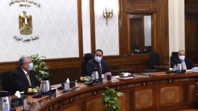 رئيس الوزراء يستعرض مخطط مشروع تطوير حديقتي الحيوان والأورمان بالجيزة