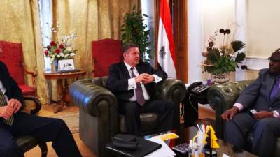 وزير قطاع الأعمال العام يبحث مع سفير زامبيا بالقاهرة فرص التعاون المشترك