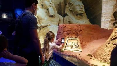 السياحة: إقبال كبير من الزائرين لمعرض "رمسيس وذهب الفراعنة" والجناح السياحي المصري