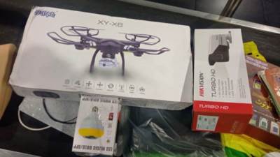 الجمارك تضبط محاولة تهريب طائرة لاسلكية وعدد من أجهزة التنصت والتجسس