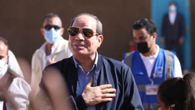 السيسي يزور المنازل المتضررة من السيول في أسوان.. والأهالي يستقبلونه بحفاوة بالغة