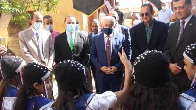 وزير التربية والتعليم يتفقد سير العملية التعليمية بمدرسة وادي الملكات الابتدائية بالأقصر