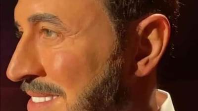 بالصور.. كاظم الساهر يلتقي تمثاله الشمعي في دبي