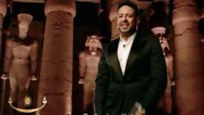 محمد حماقي يبدأ افتتاح طريق الكباش بفقرة استعراضية