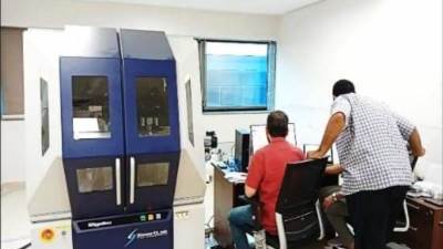 وزير التعليم العالي يستعرض تقريرًا حول المعامل المركزية بمعهد بحوث الإلكترونيات