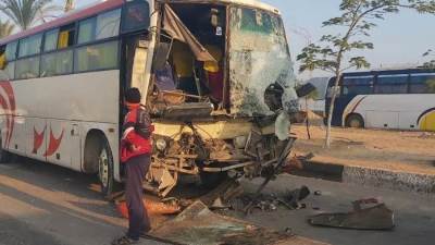 بالأسماء.. إصابة 45 شخصا فى حادث تصادم أتوبيس وسيارة نقل بالعلمين