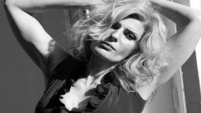 بالصور.. الفنانة فيدرا تظهر في مهرجان القاهرة السينمائي بآية قرآنية على صدرها