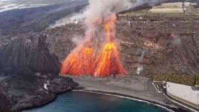 بركان لابالما ينفجر من جديد وحممه تزحف لتأكل الأخضر واليابسة