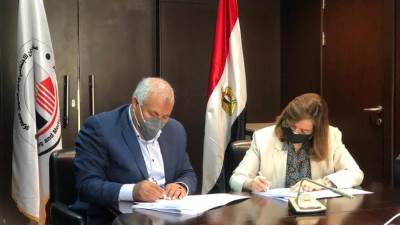 محافظ الوادي الجديد ورئيس "الإسكان الاجتماعي" يوقعان بروتوكولًا لتنفيذ وحدات سكنية بالمحافظة