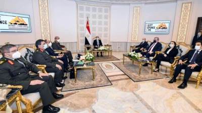 السيسي يستقبل رئيس شركة "داسو" الفرنسية للصناعات الجوية