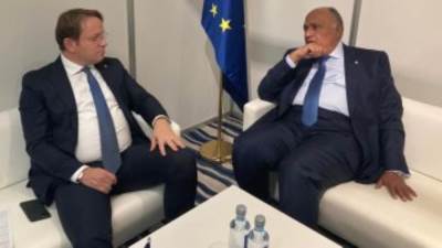 وزير الخارجية يلتقي بمفوض الاتحاد الاوروبي لتعزيز سبل التعاون