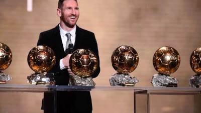 ميسي بعد فوزه بالكرة الذهبية.. متطلع لمزيد من التحديات مع فريقي الجديد
