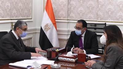 رئيس الوزراء يلتقي "شاكر" لمتابعة مشروعات الكهرباء ضمن "حياة كريمة"