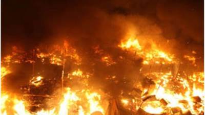 حريق خلف مراكز طما بدءا من زراعات الحلف وامتد لـ4 عمارات سكنية