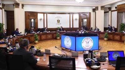 رئيس الوزراء يجتمع بمسئولى "جنرال موتورز العالمية" و"مجموعة منصور"