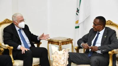 وزير الدفاع الرواندى يستقبل رئيس المقاولون العرب لتنفيذ عدد من المشروعات الجديدة