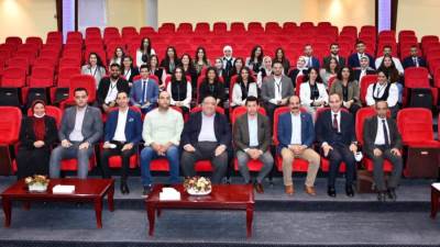 وزير الشباب والرياضة يلتقي متدربي وحدة السياسات وتطوير الأعمال بالوزارة