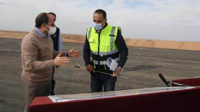 الرئيس السيسي يتفقد سير الأعمال الجارية بعدد من مشروعات شبكة الطرق الجديدة