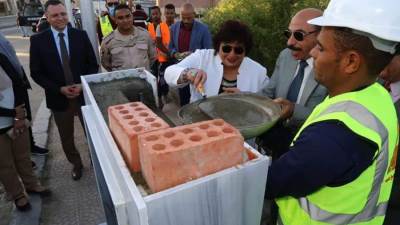 وزيرة الثقافة ومحافظ أسوان يضعان حجر أساس مكتبة مصر العامة