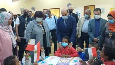 وزيرة الثقافة ومحافظ أسوان يفتتحان مكتبة حي السلام لمتضرري السيول
