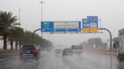 أتربة عالقة نهارا وشبورة ... تعرف على حالة الطقس غدا
