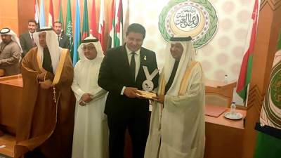 الاتحاد العربي للتطوع يمنح قلادة مؤسسة الأمير"محمد بن فهد" لأفضل عمل تطوعي