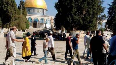 مستوطنون إسرائيليون يقتحمون ساحات المسجد الأقصى بحماية شرطة الاحتلال