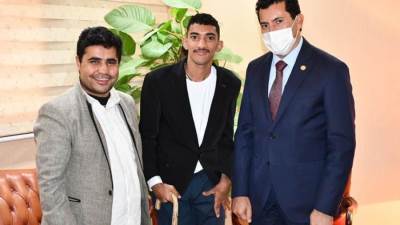 وزير الرياضة يلتقي شاب من ذوي الهمم من الموهبين في الكتابة والشعر