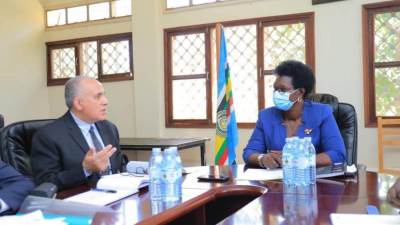 وزير الري يصل الى كمبالا في مستهل زيارة رسمية لدولة أوغندا