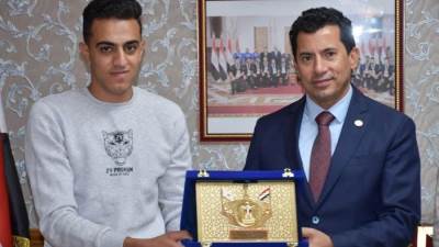 وزير الرياضة يكرم الشاب محمد لطفي لامانته ويوجه بصرف مكافأة له