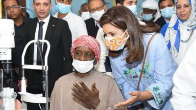 نبيلة مكرم تشيد بجودة الخدمات التي تقدمها صناع الخير للمواطنين بالقافلة الطبية