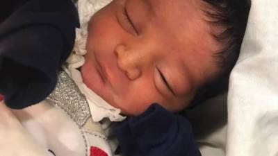 العثور على طفل مفقود بمحطة رمل الميري ملصق بقدمه كارت باسم الأم