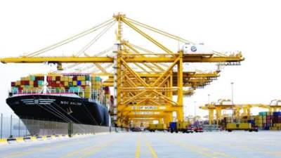 موانئ دبي العالمية السخنة تتسلم أسطولا جديدا من شاحنات نقل البضائع على الرصيف