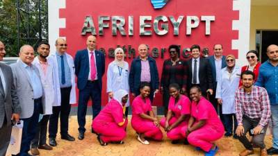 وزير الري ووزيرة الزراعة الأوغندية يتفقدان إستراحات الري والمركز الطبي المصرى بجينجا