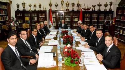 مجلس إدارة النادي الاهلي يكتفي بإيقاف مدرب ناشئين كرة اليد احمد الجزار