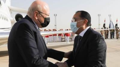 رئيس الوزراء يستقبل رئيس الحكومة اللبنانية بمطار القاهرة