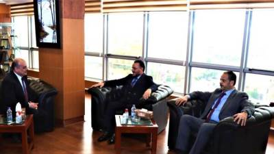 وزير الصناعة الليبي يطلع على التجربة المصرية في تطوير المجمعات الصناعية