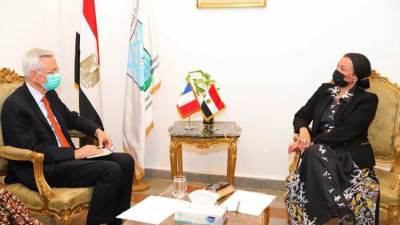 وزيرة البيئة تبحث مع السفير الفرنسي التعاون واستضافة مصر لمؤتمر المناخ القادم