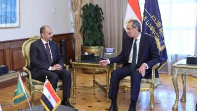 وزير الاتصالات يبحث مع نائب وزير الاتصالات السعودى تعزيز التعاون بين البلدين