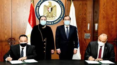 توقيع عقدين بين البترول وتنمية المشروعات لتمويل مشروعات تحويل السيارات للعمل بالغاز