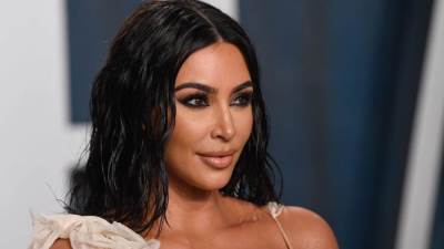 حكايات كيم كارداشيان..تجتاز اختبارا للمحاماة بعد رسوبها 3 مرات وتسعى للطلاق الفوري
