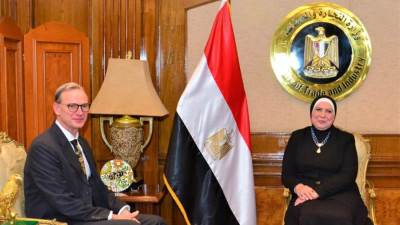 ماذا حدث في لقاء وزيرة التجارة مع رئيس معارض دوسلدورف الألمانية؟..اعرف التفاصيل