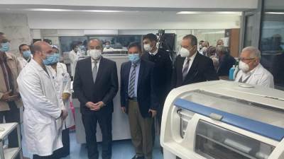 وزير الطيران يتفقد مستشفي مصر للطيران ويفتتح أعمال تطوير معامل التحاليل المركزية